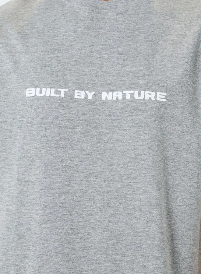 ستايلي طقم منسق من تيشيرت وجوغر بقصة واسعة وطبعة صغيرة للرجال